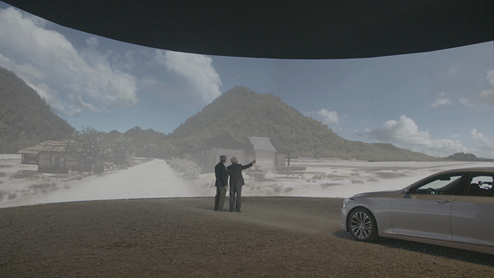 캠페인 주인공이 아들과 함께 3D 영상으로 구현된 가상의 고향을 보고 있는 모습(사진제공: 현대자동차)