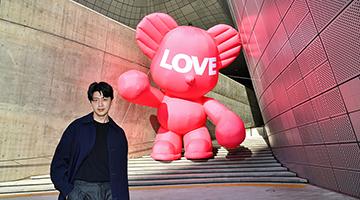 푹신한 베어벌룬으로 따뜻한 메시지 전하는 팝아티스트 임지빈 